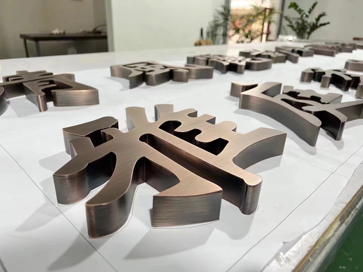 电镀精工字产品展示图，表面光滑有金属光泽