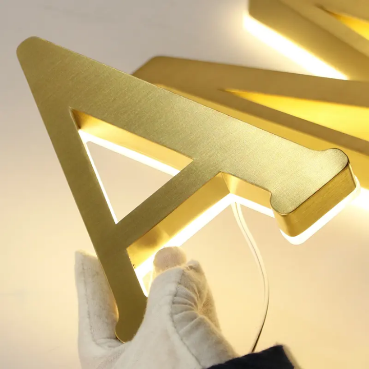 公司生产车间环境，展示广告字制作设备和工艺