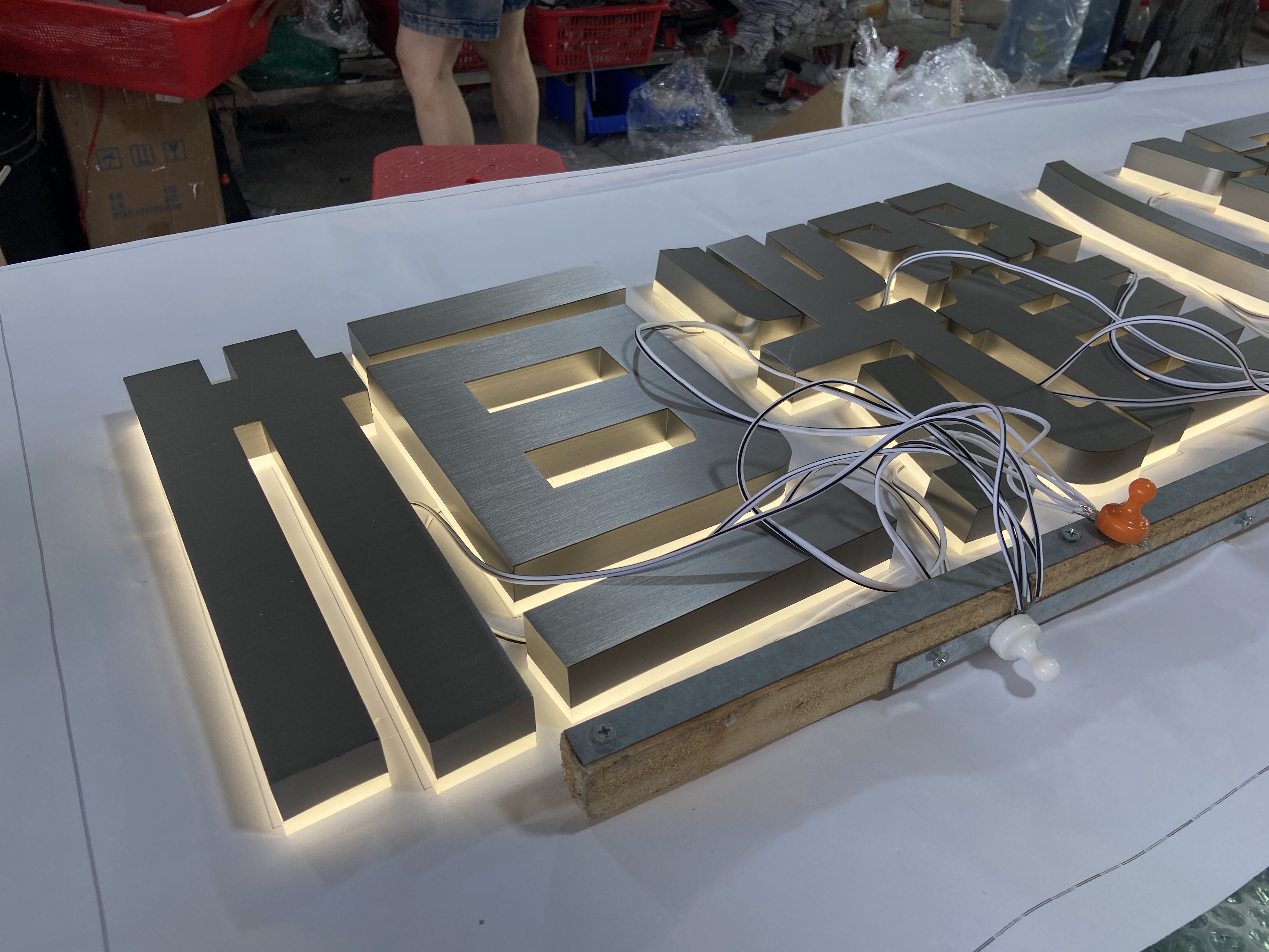 水晶底背光字展示，立体感强